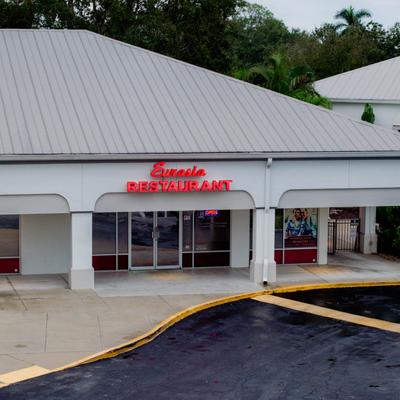 Exterior, view of the restaurant and driveway.