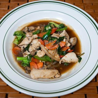 Onion, broccoli, bell pepper, carrot, mushroom, and basil leaves in basil sauce.