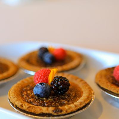 Cookie desserts with fruit
