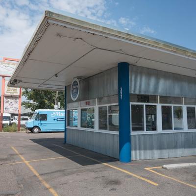 The restaurant's building in daylight.