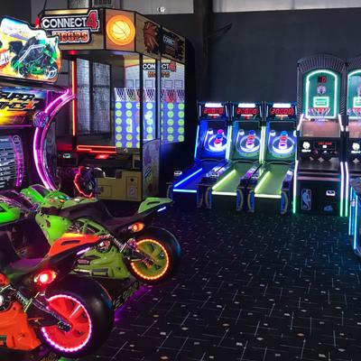 Various arcade machines.