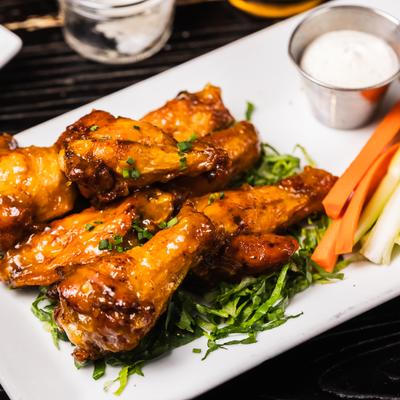 Crispy chicken wings served with lettuce, vegetable sticks and a dipping sauce.