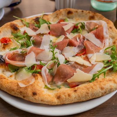 The prosciutto crudo pizza.