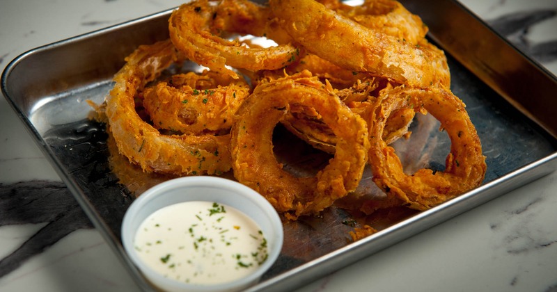 Onion rings with dip
