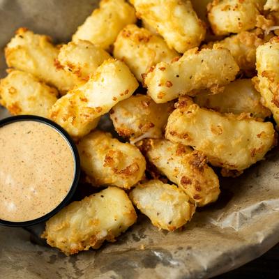 Cheese curds with dip