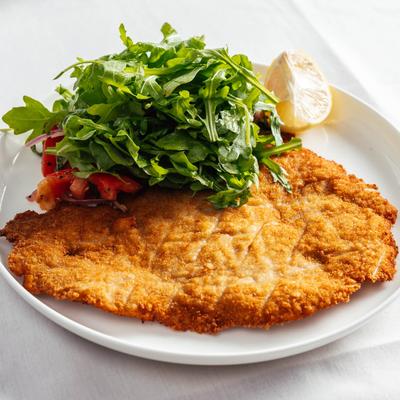 Breaded chicken breast, served with arugula and diced tomatoes.
