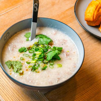 Rice porridge with minced beef and scallions.