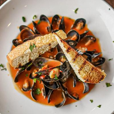Mussels fra diavolo served with toasted bread.