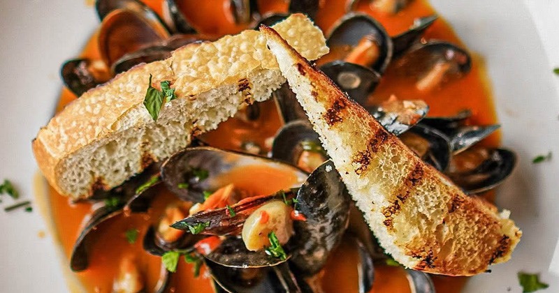 Mussels fra diavolo with toasted bread
