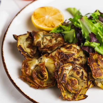Sauteed artichokes in garlic and oil, served with  lettuce salad and grilled lemon.