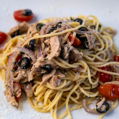 Spaghetti with tuna and veggies.