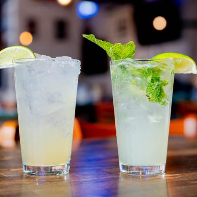 The Tradicional and Mojito cocktails on a counter.