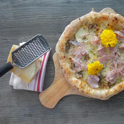 Pizza paradiso ruffolo top view