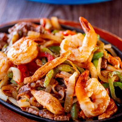 Fajitas Texanas served with rice, beans and guacamole.
