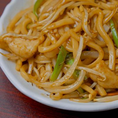 Stir fried noodles with chicken.