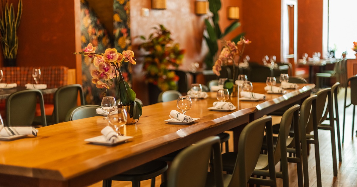 Set dining table