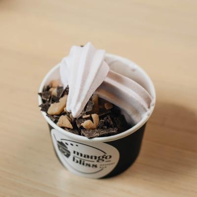 Coton candy frozen yogurt with chocolate chunks.