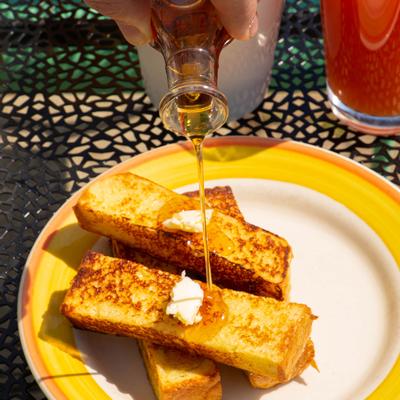 Toasted bread with cream