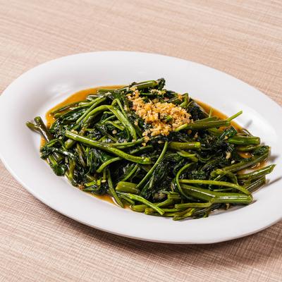 Stir-fried water spinach with crispy garlic topping.