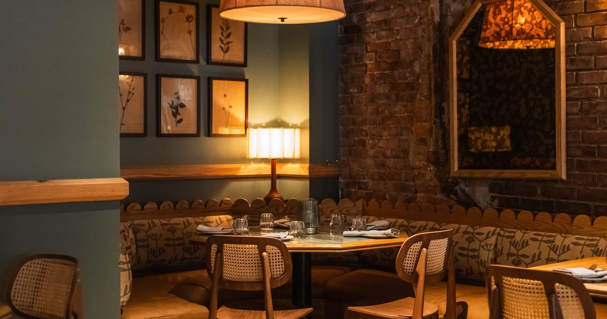 Corner dining table