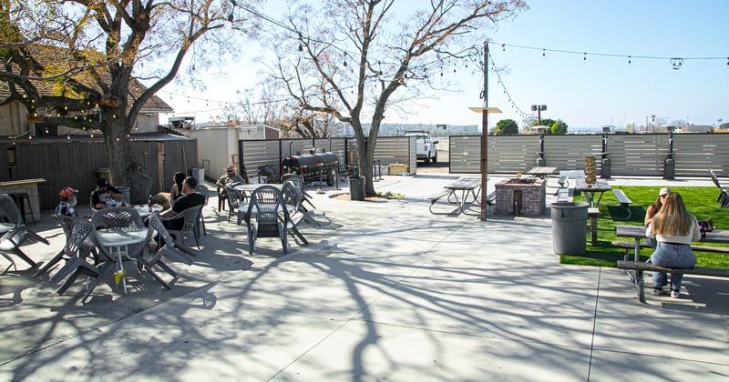 Exterior, yards, tables, chairs