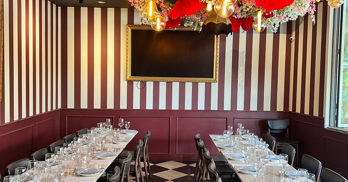 Piazza Room 40 Guests Party