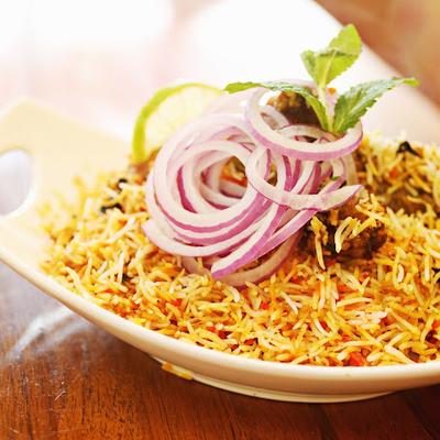 Marinated slow-cooked chicken, basmati rice, spices, and red onions.