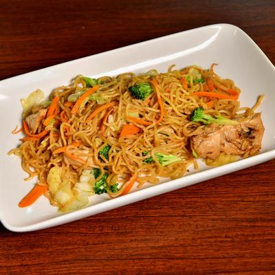 Pan fried noodles with chicken, cabbage, carrots, onions, and broccoli.