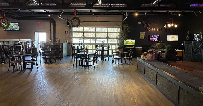 Diner area, wide view to the restaurant interior