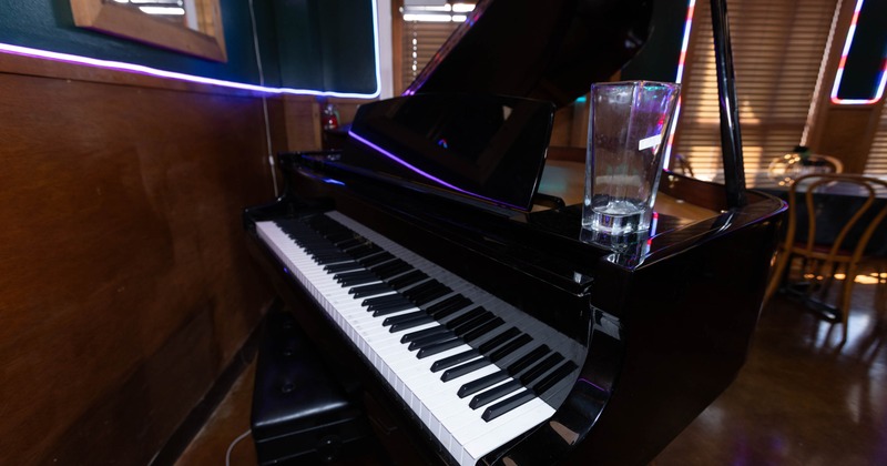 Interior, piano