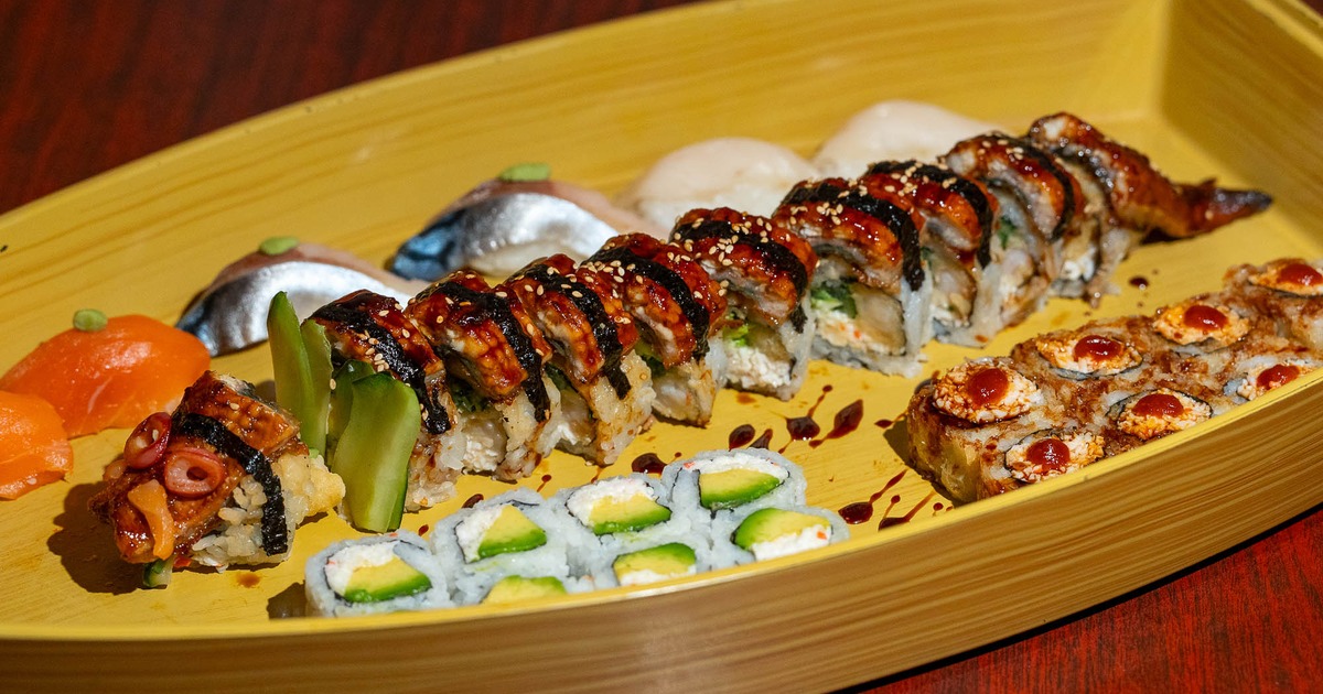 Five rolls served in a boat