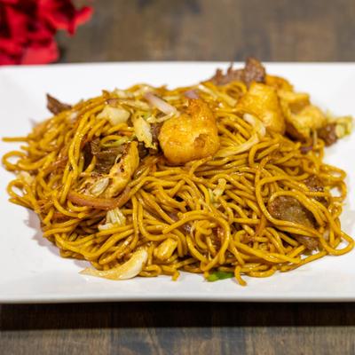 Stir-fried noodles with vegetables and tofu.