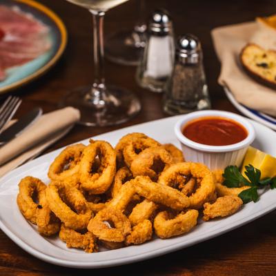 Calamari fritti served with marinara sauce.