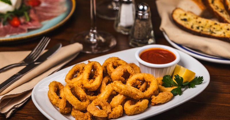 Calamari fritti served with marinara sauce