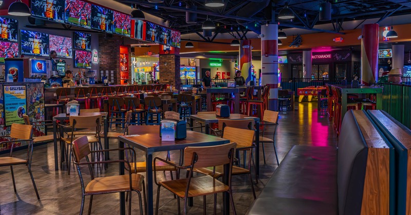 Dining space, screens above bar