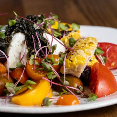 Burrata Rochambeau Forme Heirloom Tomatoes, close up.
