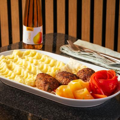 Minced beef, with mashed potatoes and veggies.