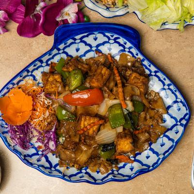 Thai stir-fried flat noodles.