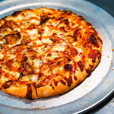 Smoked chicken and bleu cheese pizza