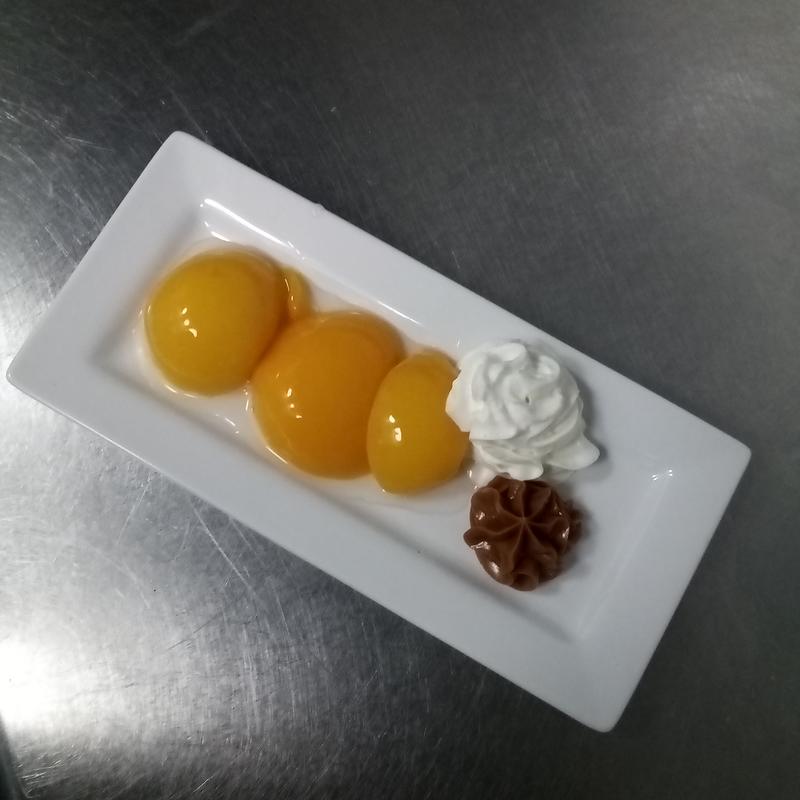 Duraznos Con Crema Y Dulce De Leche photo