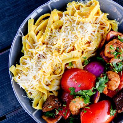 Noodle pasta, seafood and grilled meat with vegetables