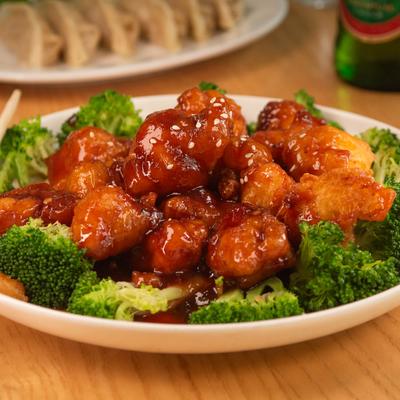 A plate of sesame chicken with broccoli.
