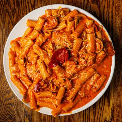 Chicken rigatoni pasta in creamy marinara.