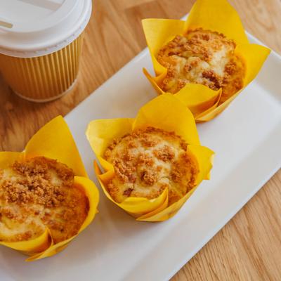 Muffins with cinnamon crumbly topping.