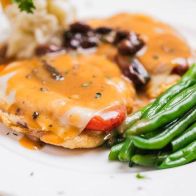 Pollo Cardinale served with green beans.