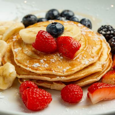Kids pancakes with fruits.