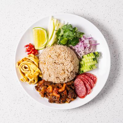 Shrimp paste rice with sweet pork, egg, green apple, chili and red onion.