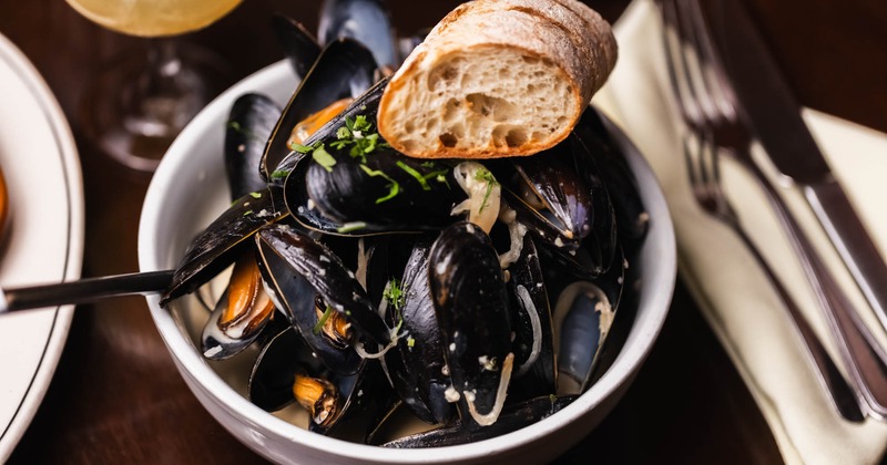 Mussels served with bread