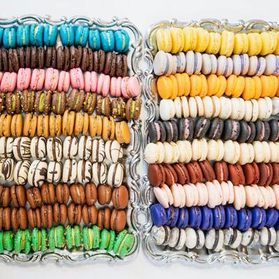 Different flavor variants of macaroon cakes.