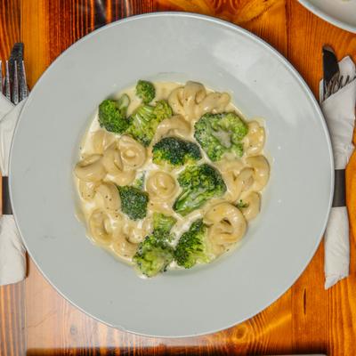 Cheese tortellini sauteed with broccoli in Alfredo sauce.